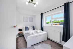Hanwell 2 bedroom Maisonette by 360Stays